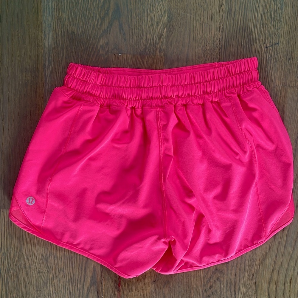 Lululemon Hotty Hot Shorts RARE- Lip gloss size 4 - Picture 4 of 5